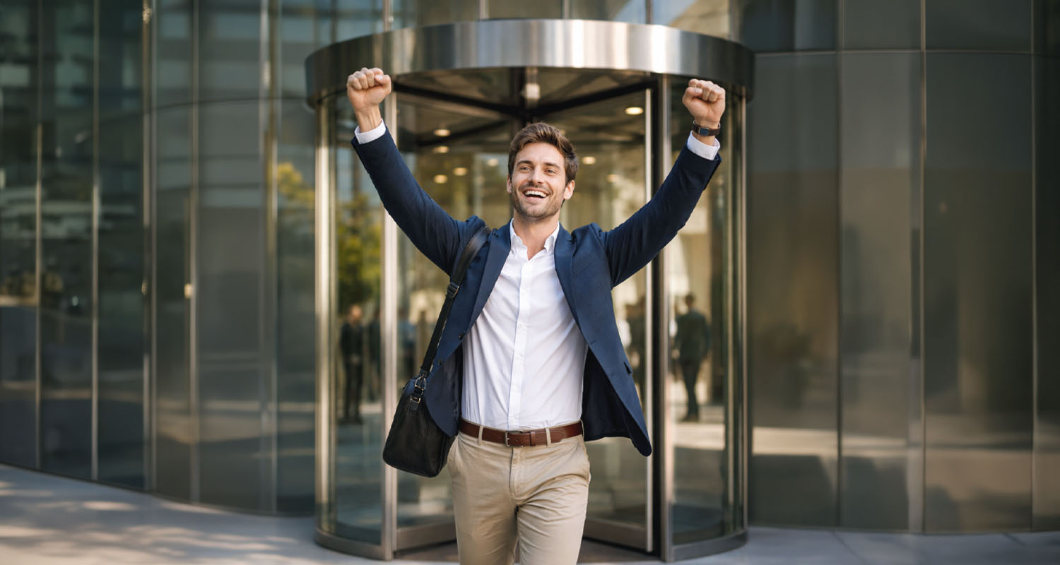 hombre celebrando éxito profesional en despacho de abogados gracias a inteligencia artificial